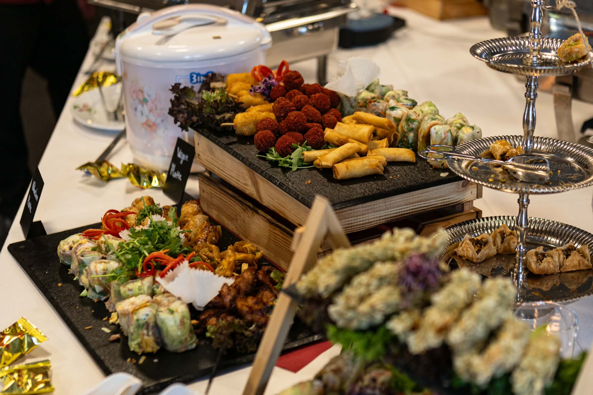 Fingerfood-Platten mit Sommerrollen und knusprigen Frühlingsrollen