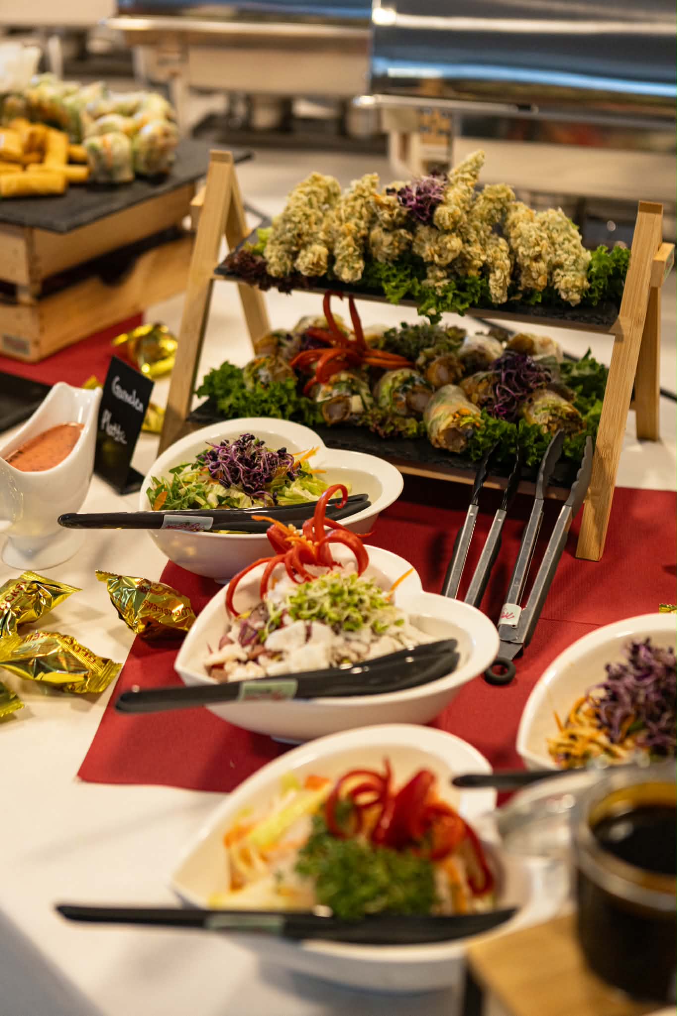 Frische Salate und Sommerrollen auf dem Catering-Buffet