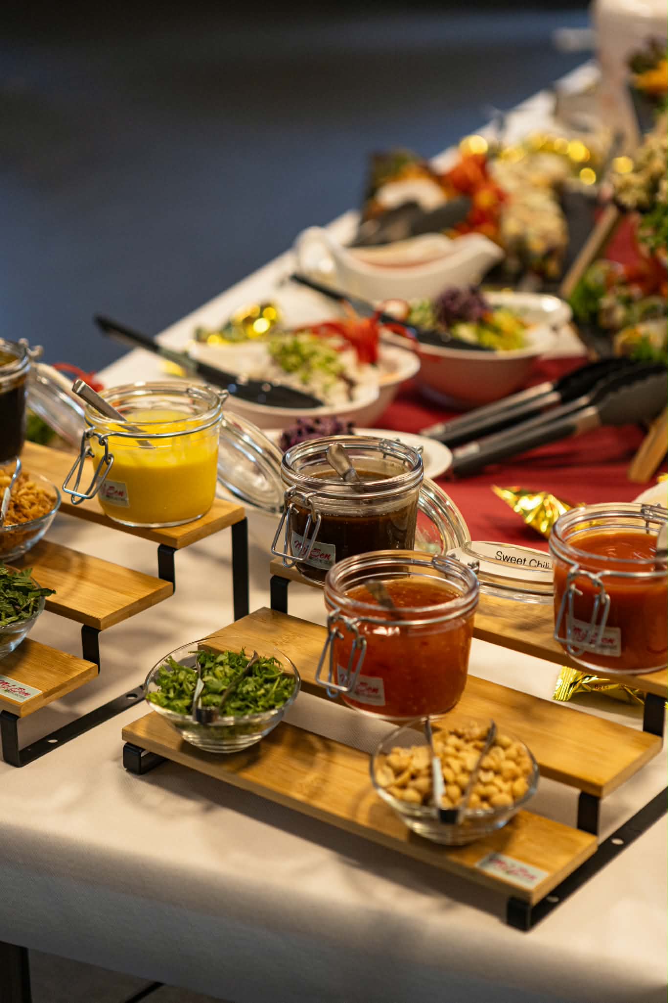 Auswahl an Saucen, frischen Kräutern und Toppings am Buffet