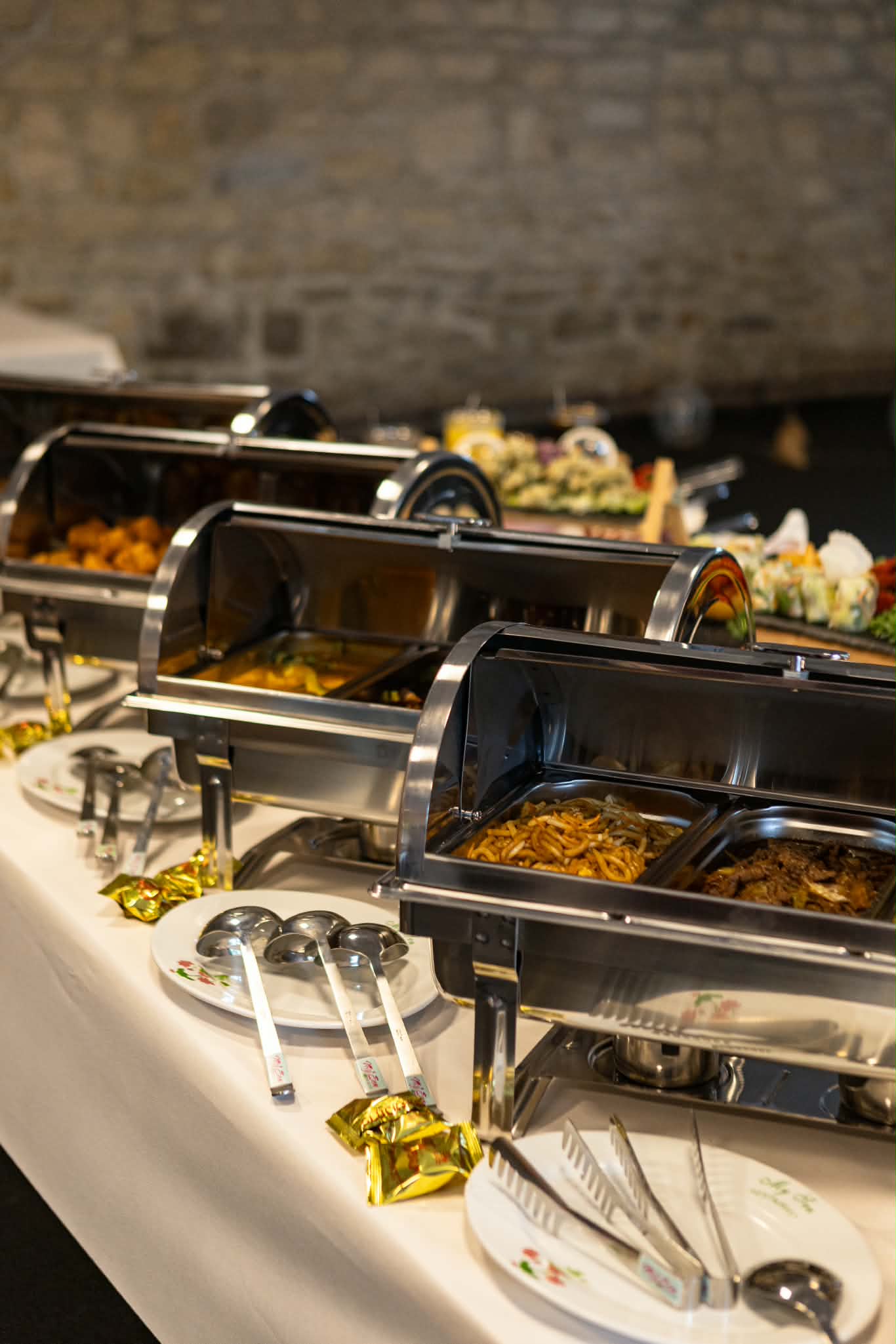 Warme asiatische Speisen in Buffet-Wärmebehältern